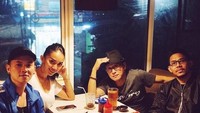  Disela-sela waktu luangnya, Rafael memilih kopi sebagai teman nongkrong bersama teman-temannya di malam hari. Foto: Instagram @rafaell_16