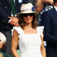 Adik Kate Middleton, Pippa, juga tak mau melewatkan Wimbledon meski sedang berbadan dua. Ia tampak feminin dengan gaun putih beraksen renda. (Foto: Getty Images)