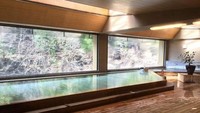 Dua dari sumber air panas dalam ruangan hanya tersedia melalui reservasi, memungkinkan mereka yang bertato dapat menikmati pengalaman tersebut