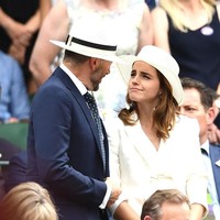 Juga hadir aktris Emma Watson. Kali ini, setelan putih formal yang dipadu topi bergaya fedora menjadi pilihannya. (Foto: Getty Images)