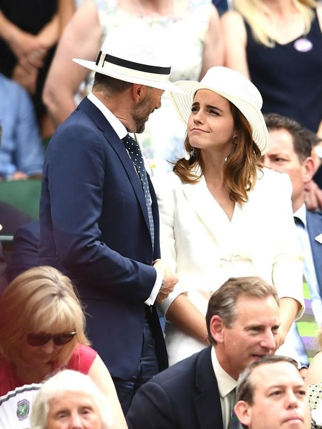 Juga hadir aktris Emma Watson. Kali ini, setelan putih formal yang dipadu topi bergaya fedora menjadi pilihannya. (Foto: Getty Images)