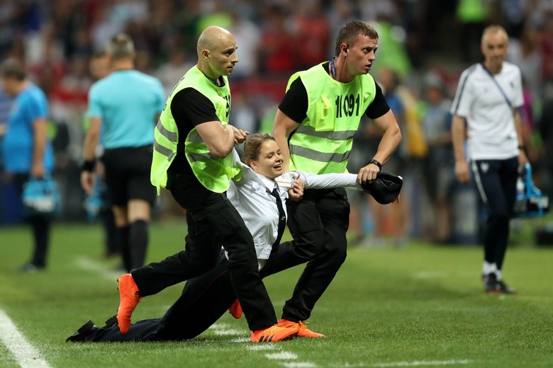 Pussy Riot menyampaikan protes di Piala Dunia. Foto: Reuters Pussy Riot menyampaikan protes di Piala Dunia. Foto: Reuters
