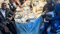 Dinner kali ini seperti tengah merayakan pesta. Matuidi berpakaian formil lengkap dengan jas hitamnya. Sementara suguhan di meja makan ada air mineral, jus jeruk hingga wine. Foto: instagram @blaisematuidiofficiel