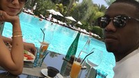 Duh romantisnya. Matuidi mengajak istri tercintanya makan di pinggir kolam renang. Sepiring buah segar dan jus jeruk menjadi saksi bisu momen manis ini. Foto: instagram @blaisematuidiofficiel