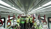 Kereta dilengkapi dengan penyejuk ruangan.