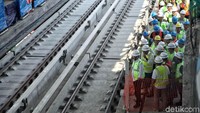 LRT Jakarta membentang sepanjang 5,8 km dari Stasiun Kelapa Gading di Jakarta Utara hingga Velodrome di Jakarta Timur.