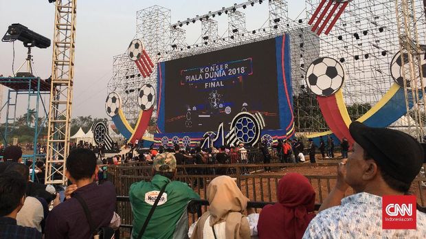 Transmedia gelar nobar di Lapangan Sunburst BSD.