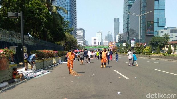 Duh! Masih Banyak Warga Buang Sampah Sembarangan saat CFD