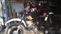 Modifikator sepeda motor bermuka dua ini adalah Mohammad Arif Fahrudin, warga Desa Sambidoplang, Kecamatan Sumbergempol, Tulungagung. Pemilik bengkel Chardo Motor ini mengaku kendaraan modifikasinya tersebut dirakit dalam kurun waktu satu minggu. Foto: Adhar Muttaqin