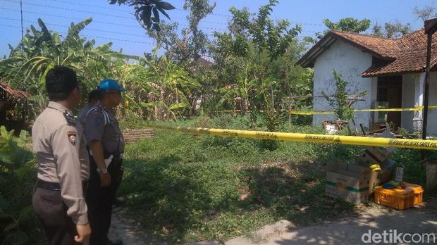 Densus  Geledah Rumah Paman dan Ponakan di Jatibarang Indramayu