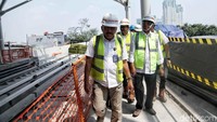 LRT Jakarta memiliki 6 stasiun, yakni stasiun depot di Jalan Pegangsaan Dua Kelapa Gading, Stasiun Mal Kelapa Gading, Stasiun Kelapa Gading Boulevard, Stasiun Pulomas, Stasiun Pacuan Kuda dan Stasiun Velodrome.