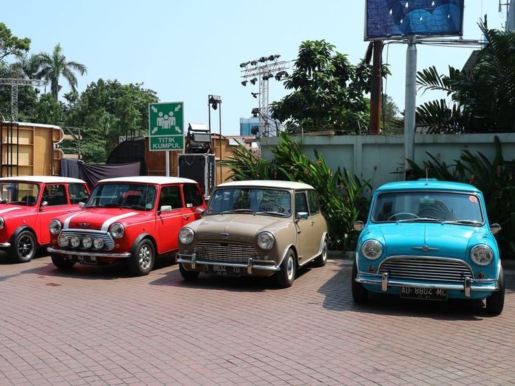 Iringan Mobil Klasik dan Moge dalam Parade Bola Raksasa