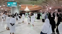 Masjidil Haram masih terpantau sepi karena jemaah haji akan tiba di Arab Saudi dalam 1-2 hari ke depan.