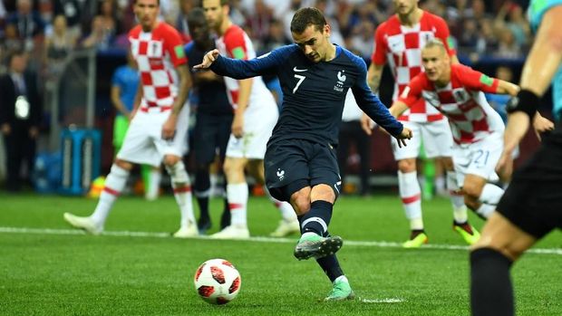 Gol penalti Antoine Griezmann berbau keberuntungan lantaran kini sudah ada teknologi VAR yang memungkinkan wasit melihat hal yang sudah lewat.