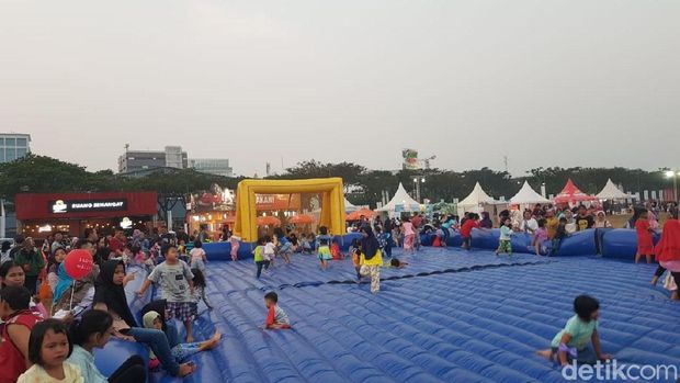 Jelang Nobar Piala Dunia, Pengunjung Padati Lapangan Sunburst BSD