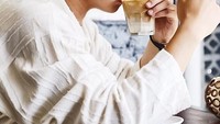 Penyanyi berusia 31 tahun ini, memang memiliki gaya yang mirip dengan orang Korea. Tatapannya yang tajam, menemani gayanya ketika menikmati segelas kopi dingin. Foto: Instagram @rafaell_16
