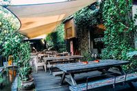 Hari Minggu Enaknya Santai di 5 Resto yang Punya Kebun Asri Ini