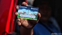 Seorang sopir menunjukkan kartu One Karcis One Trip (OK Otrip).