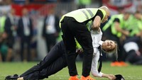Pussy Riot mulai dikenal secara global karena sikap mereka yang terang-terangan menentang Presiden Rusia Vladimir Putin pada tahun 2012. Selain anti-Putin, band ini juga dikenal vokal menyuarakan berbagai isu sosial, mulai dari LGBT, kediktatoran dan lainnya. Foto: Reuters