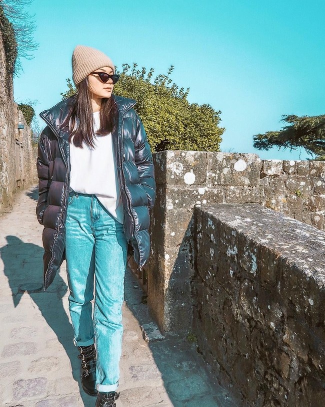 Boyfriend jeans tetap jadi andalan di musim dingin. Tidak ketinggalan kacamata ala 80an yang lagi kekinian. (Foto: Instagram/alyssadaguise)