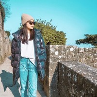 Boyfriend jeans tetap jadi andalan di musim dingin. Tidak ketinggalan kacamata ala 80an yang lagi kekinian. (Foto: Instagram/alyssadaguise)