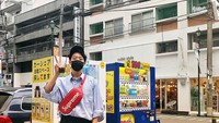 Pakai tas Supreme, basis dan raper dari grup band CNBLUE ini terlihat sedang membawa minuman soda di depan vanding machine Jepang. Tapi kok pakai masker ya Foto: Instagram @leejungshin91