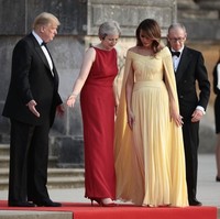 Tidak ketinggalan sepasang heels Manolo Blahnik berwarna senada yang harganya mencapai Rp 9 juta. Namun satu yang membuat gayanya berharga puluhan miliaran adalan cincin pertunangan. Dihiasi berlian senilai 25 karat, cincin tersebut kabarnya bernilai US$ 3 juta dolar atau sekitar Rp 43 miliar! (Foto: Getty Images)