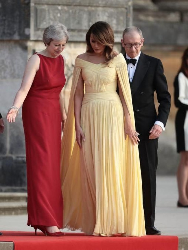 Tidak ketinggalan sepasang heels Manolo Blahnik berwarna senada yang harganya mencapai Rp 9 juta. Namun satu yang membuat gayanya berharga puluhan miliaran adalan cincin pertunangan. Dihiasi berlian senilai 25 karat, cincin tersebut kabarnya bernilai US$ 3 juta dolar atau sekitar Rp 43 miliar! (Foto: Getty Images)