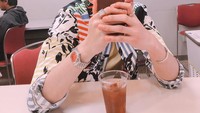Selfienya terlihat imut, di depannya pun terlihat segelas es teh manis yang enak dinikmati siang-siang. Foto: Instagram @leejungshin91