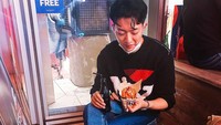  Masih berusia 26 tahun, Lee Jung Shin terlihat sangat gemar jajan. Begini nih kalau sudah dapat jajanan enak. Foto: Instagram @leejungshin91
