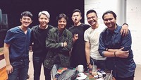 Lengkap! Anggota SMASH dan Rafael yang asyik ngumpul sambil ngopi bareng untuk mempersiapkan album terbaru mereka. Foto: Instagram @rafaell_16