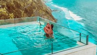 Renang bareng di Bali menambah daftar momen mesra di antara Al dan Alyssa Daguise. Foto: (IG Al Ghazali)