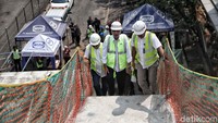 Budi Karya memantau progres proyek light rail transit (LRT) Jakarta.