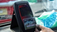 Penumpang cukup menempelkan kartu OK Otrip ke mesin pembaca di dalam angkot.