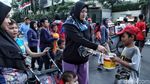 Aksi Badut Cilik Hibur Pengunjung CFD