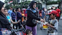 Banyak pengunjung yang berhenti untuk memberikan uang kepada mereka.