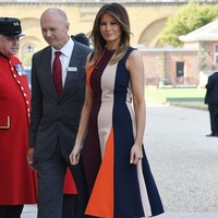 Gaun rancangan Victoria Beckham senilai Rp 29 juta menjadi pilihan mantan model asal Slovenia itu saat berkunjung ke sebuah rumah sakit anak di London. (Foto: Getty Images)