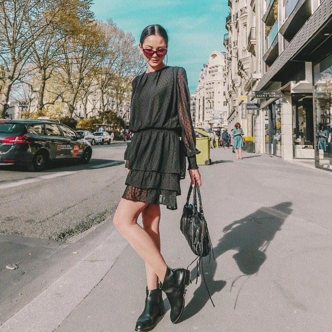 Alyssa membuktikan bahwa busana serba hitam tak melulu membosankan. (Foto: Instagram/alyssadaguise)