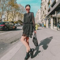 Alyssa membuktikan bahwa busana serba hitam tak melulu membosankan. (Foto: Instagram/alyssadaguise)