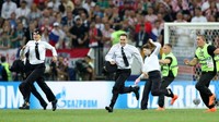 Usai aksinya menerobos ke lapangan saat final Piala Dunia 2018 kemarin, Pussy Riot mengirimkan pesan sekaligus sejumlah tuntutan terkait aksi yang mereka lakukan. Foto: Reuters