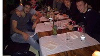 Menuliskan lokasi Finger’s Restaurant, Perisic sedang hangout bersama teman-temannya. Nampak ada segelas minuman es segar di hadapan Perisic.Foto: Instagram ivanperisic444