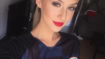 Sarah bersiap mendukung Kroasia. Foto: Instagram.com/sarahhadzicc.