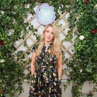 Penyanyi Ellie Goulding memberikan gaya terbaiknya dalam balutan floral dress dengan kerah bergaya cheongsam. (Foto: Getty Images)