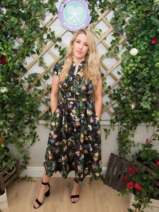 Penyanyi Ellie Goulding memberikan gaya terbaiknya dalam balutan floral dress dengan kerah bergaya cheongsam. (Foto: Getty Images)