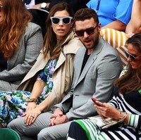 Seperti tahun-tahun sebelumnya, kehadiran para selebriti dunia turut mewarnai turnamen Grand Slam tenis Wimbledon 2018 di London, Inggris. Momen tersebut tentu saja juga mereka manfaatkan untuk memberikan gaya terbaiknya, tanpa terkecuali Justin Timberlake dan istrinya, Jessica Biel. Justin tampak gagah dalam balutan setelan berjas abu-abu, sementara istrinya memilih floral dress yang dibungkus coat coklat. (Foto: Getty Images)