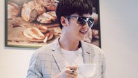 Rafael Landry Tanubrata merupakan seorang penyanyi sekaligus pembawa acara. Ia dikenal sebagai salah satu anggota boyband SMASH, yang baru saja kembali dengan album terbaru mereka. Rafael juga punya gaya kekinian ketika ngopi lho. Foto: Instagram @rafaell_16