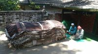 Unik! Peziarah Taruh Kain Batik di Atas Makam di Kebumen