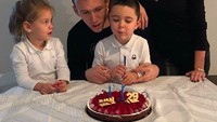 Perayaan ulang tahun Perisic ke-29 makin lengkap dengan kehadiran istri dan dua anaknya. Tak lupa sajian cake mirip pie dengan taburan red velvet dan lilin angka. Foto: Instagram ivanperisic444