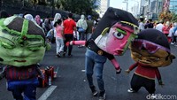 Badut-badut tersebut berjoget dengan diiringi musik.