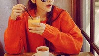 Tak berbeda dengan menu sarapan sebelumnya, kali ini ia terlihat sedang meminum segelas jus jeruk dan secangkir kopi. Wah, ternyata Lure penggemar kafein. Foto: Instagram lurehsu